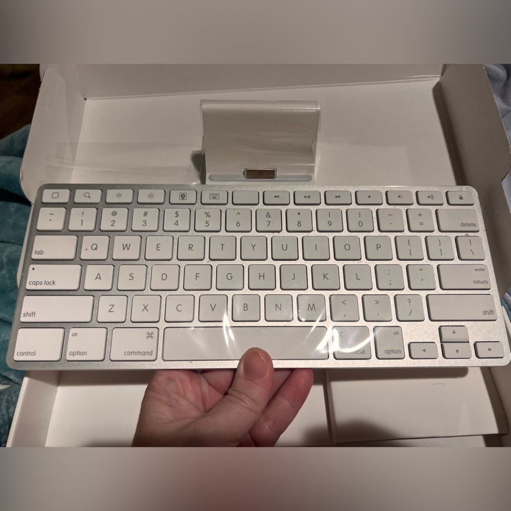 iPad keyboard dock. Never used.